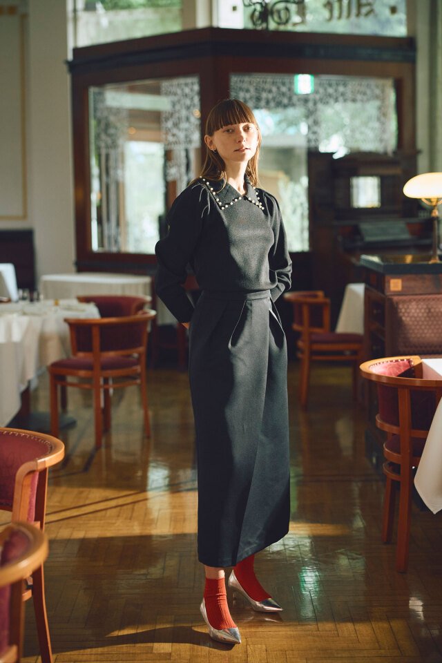 タックデザインサテンストレートスカート